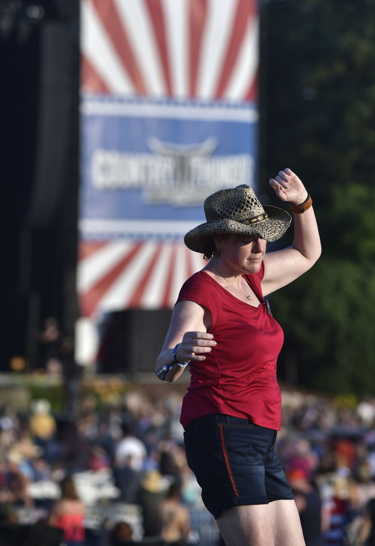 COUNTRY THUNDER